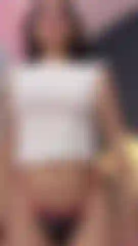 Metto in mostra le mie grandi e sexy tette, che sono solo per te.