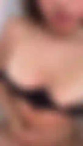 Mi piace toccarmi la figa e quando mi vedi farlo, mi eccita.