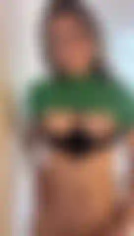 Mi diverto a sculacciarmi, a toccarmi il seno e a succhiarmi il dito, voglio che tu ti diverta guardandomi.