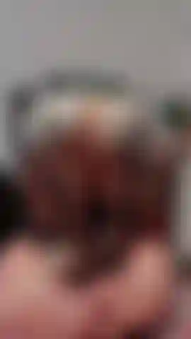 Scoregge con gonna corta - pov dal pavimento mentre sono in ginocchio con una micro gonna e delle grate. Mi ungo il culo e i piedi con dell'olio mentre allargo le natiche per scoreggiare di più.