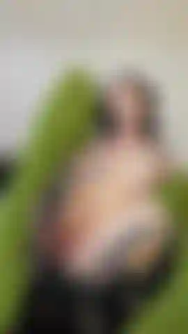 Squirting più e più e più volte su un dildo in molteplici angolazioni diverse mentre indosso dei carini calzini verdi al coscia. Così tanti squirt!