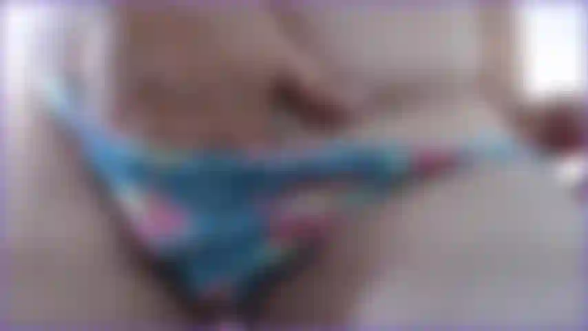 Un primo piano di me che gioco sotto le mutandine e ti stuzzico, poi le faccio scivolare giù stuzzicandoti con la mia fica pelosa che mostra il mio cespuglio superiore e la mia figa mentre gioco in quel video hot per gli amanti della fica pelosa.