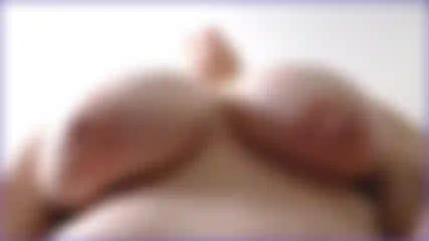 Scuoto e ti fa rimbalzare le mie grandi tette cadenti naturali in faccia, guarda quanto è caldo guardarle mentre rimbalzano e si scuotono per il tuo cazzo duro.