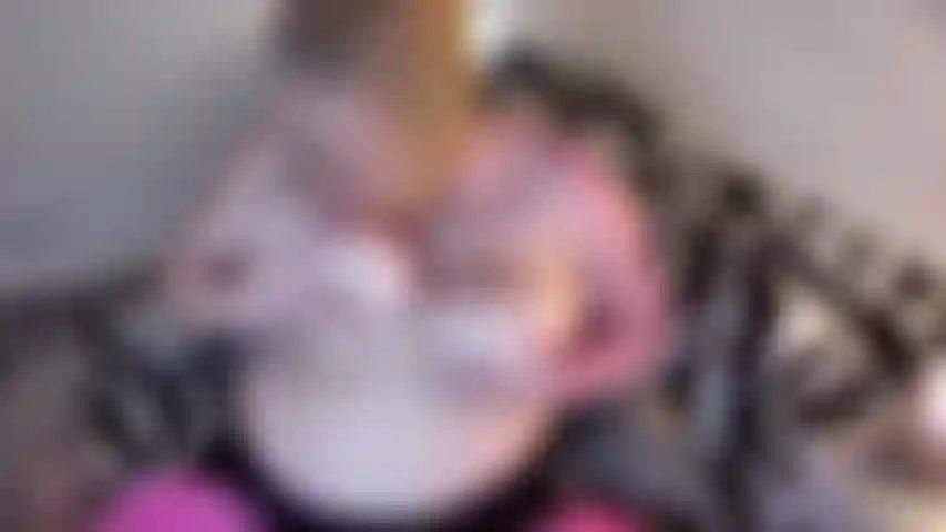 188. Gioco con le mie tette da milf con la mia maschera di nylon addosso e imploro la tua sborrata su tutta la mia faccia coperta di collant, parlando sporco in modo eccitante in un video fantastico per gli amanti del feticismo del nylon.