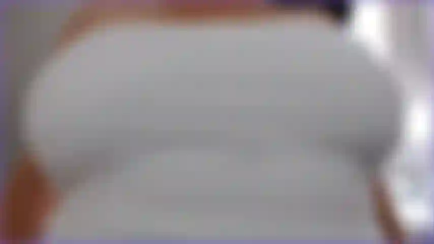 Guardami mentre tolgo queste enormi tette cadenti dalla maglietta e ti parlo sporco mentre ti mostro le mie enormi tette venose.