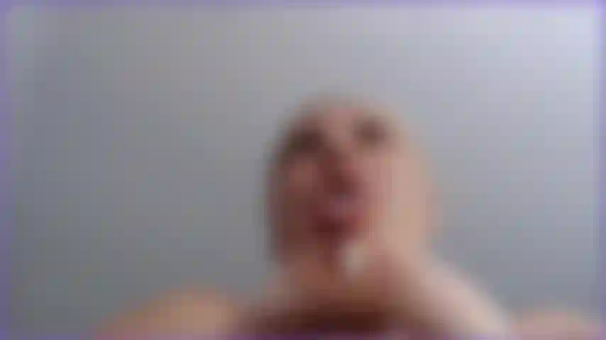 Sputo gioca sulle mie enormi tette naturali. Guarda mentre sputo dappertutto e inzuppo le mie enormi tette naturali con lo sputo, perché non le copri con il tuo sperma, vedi lo sputo che mi cola su tutte le tette e i capezzoli.