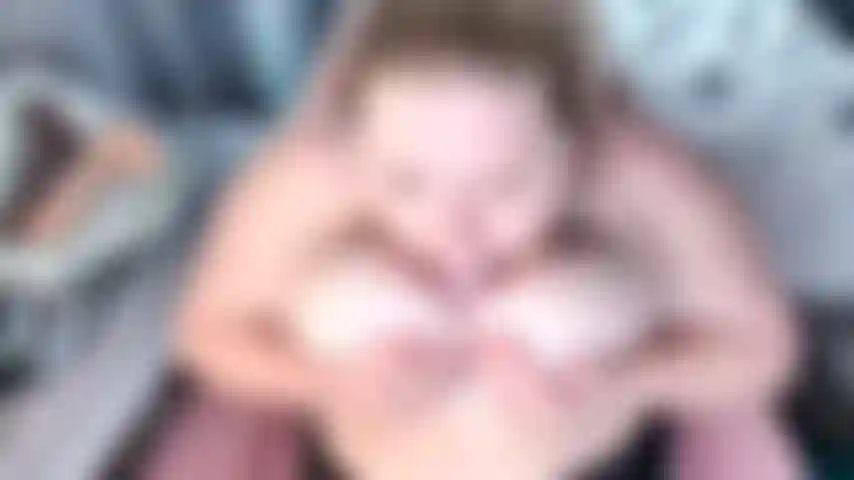 152. Lecco il mio enorme décolleté con la mia lunga lingua, bagnandolo e preparandolo per farti scivolare il tuo cazzo dentro, in un video tease bollente con le mie enormi tette da milf e la mia lunga lingua.