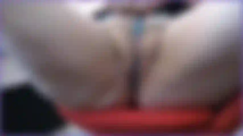 In questo video guardami mentre apro la mia figa per te e faccio scivolare le mutandine dentro la figa per un momento bagnandole con il succo della mia figa. Primi piani della mia figa aperta in questo video.