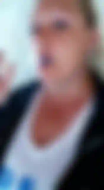 In questo video fumo per te. Video hot per feticisti del fumo.