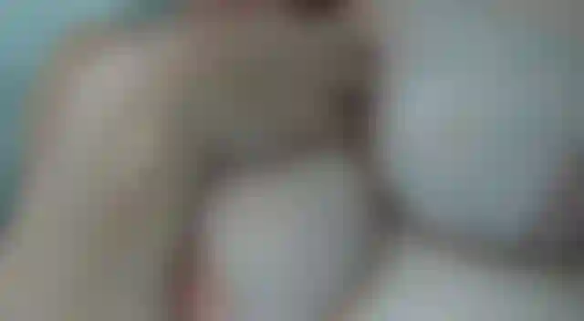 Insapono e insapono le mie enormi tette naturali nella vasca. Insapono e insapono i miei enormi seni naturali rendendoli belli e scivolosi, pronti affinché il tuo cazzo duro e pulsante scivoli tra di loro.