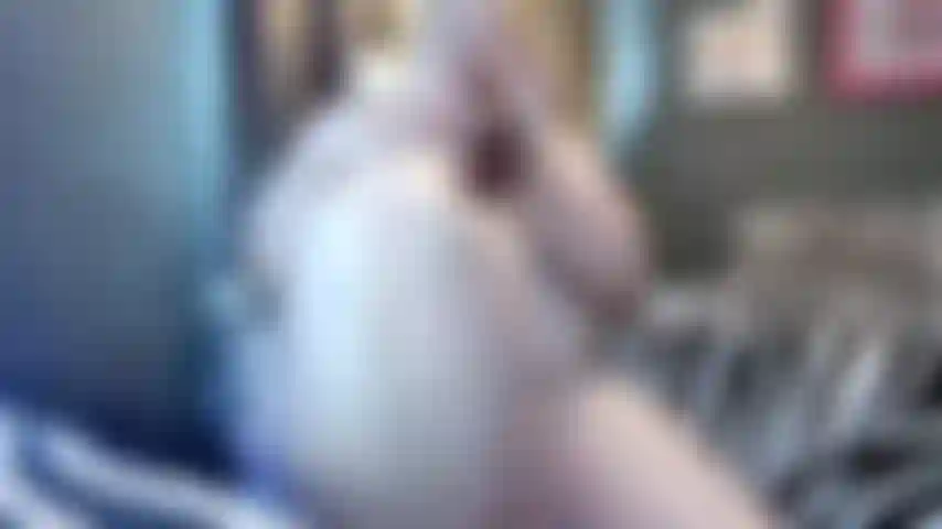 Che si scopa il tuo enorme cazzo marrone e ti chiede di darmi il tuo coglione. Un video hot in cui mi scopo la mia stretta figa mentre prendo quel coglione da te mentre parlo sporco in questo video.