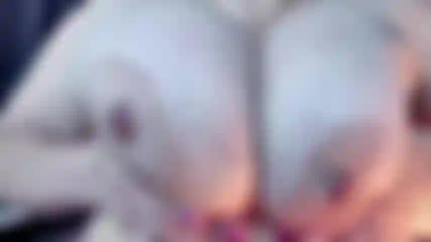 Sputo addosso ai miei enormi naturali e parlo sporco mentre ti dico di sborrargli addosso con un sacco di sputi in questo video.