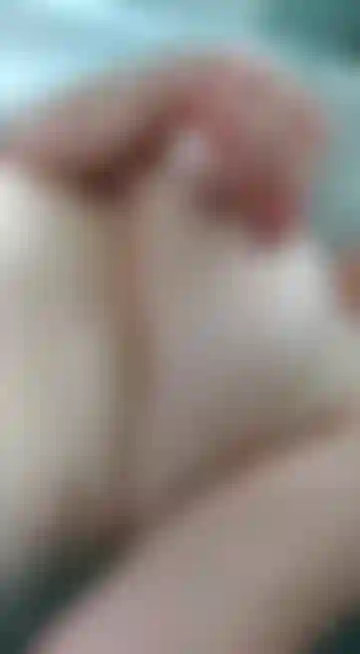Guarda mentre gioco con le mie tette nella vasca facendole tremare e rimbalzare, video hot per gli amanti delle tette. Enormi tette naturali e mature da accarezzare.