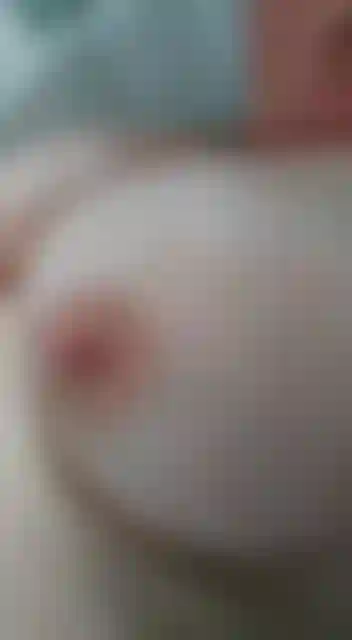 Guarda mentre gioco con le mie tette nella vasca facendole tremare e rimbalzare, video hot per gli amanti delle tette. Enormi tette naturali e mature da accarezzare.