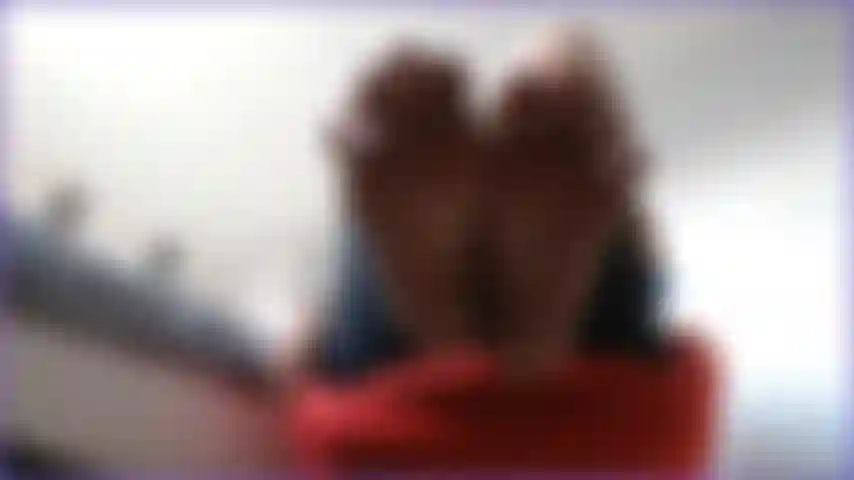 Adoro i miei piedi dal basso e voglio che tu accarezzi il tuo cazzo duro mentre mi lecchi e succhi tutti i piedi, sii la mia troia sottomessa che adora i piedi per questa casalinga.