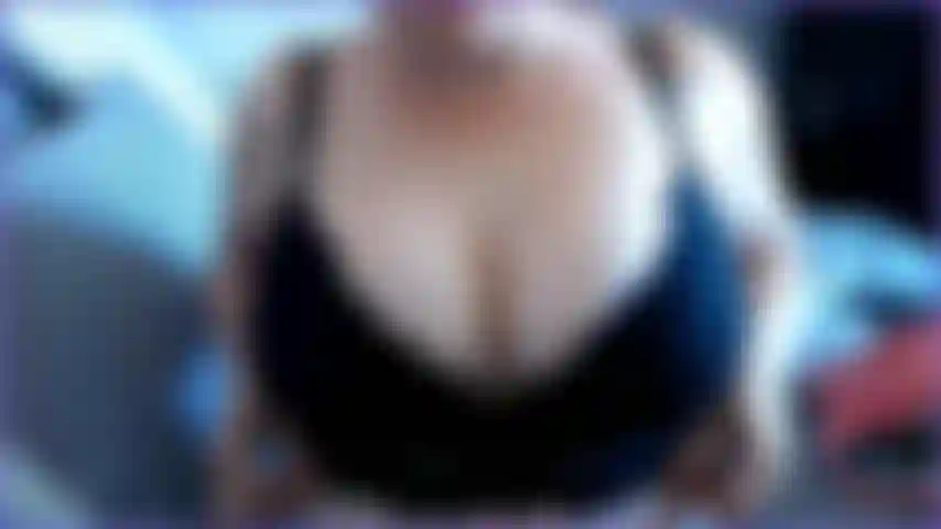 Provo i reggiseni e li metto in mostra per farti vedere le mie enormi tette naturali in vari reggiseni diversi. Video molto hot per gli amanti delle tette, parte 1.