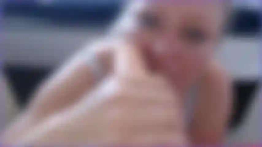 Guarda come succhio bene il tuo cazzo con questo nuovo enorme giocattolo, pompino con sputi caldi e gola profonda per gli amanti dell'orale in stile pov. Parlo in modo osceno in questo video, sono la fottuta regina dell'orale, vieni a vedere perché.