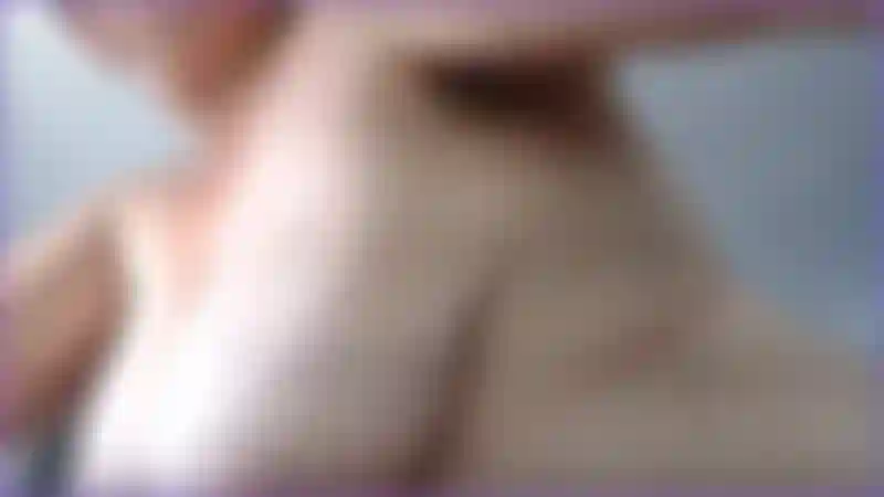Penzo e dondolo da vicino le mie enormi tette naturali mature. Li scuoto in una visione calda, accarezza il tuo cazzo sulle mie bellissime tette cadenti naturali.