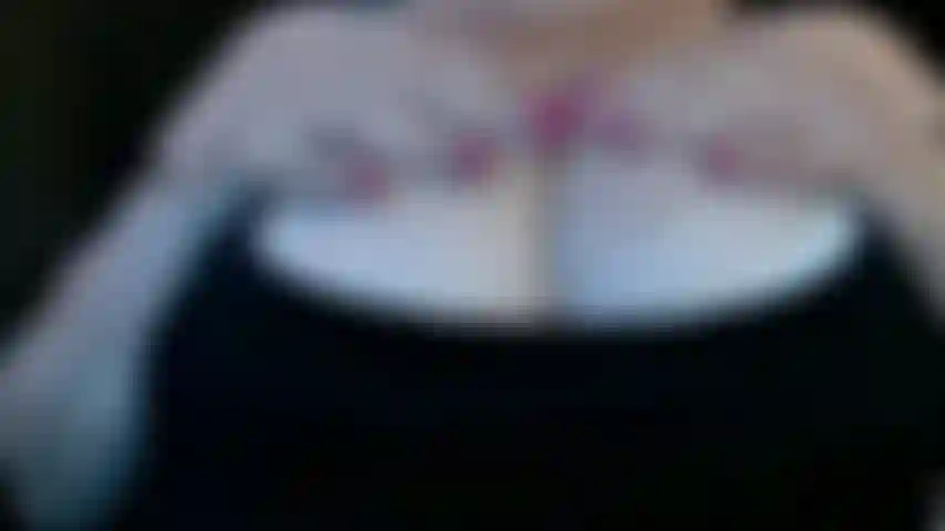 Guardami mentre ti stuzzico con le mie enormi tette da milf vedendo quanto è sexy guardarmi mentre ti seduco con le mie enormi tette parlandoti sporco mentre lo faccio. Vuoi venire tutto su di loro?