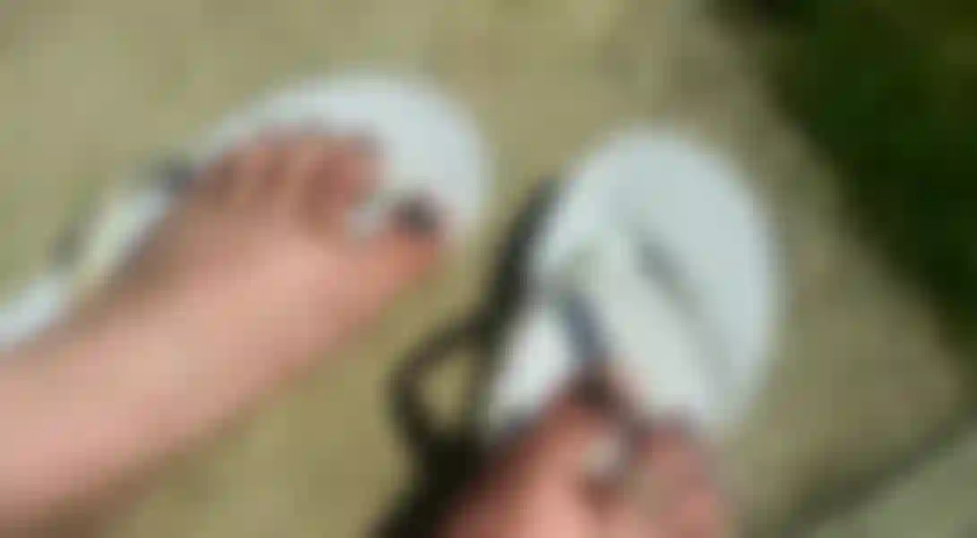 I miei piedi vicini al sole vedono il mio anello e lo smalto scintillare mentre adori i miei bellissimi piedi maturi, vuoi di più? Devi pagare il mio piccolo schiavo dei piedi sottomesso.