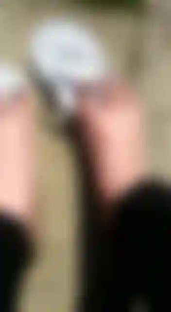 I miei piedi vicini al sole vedono il mio anello e lo smalto scintillare mentre adori i miei bellissimi piedi maturi, vuoi di più? Devi pagare il mio piccolo schiavo dei piedi sottomesso.