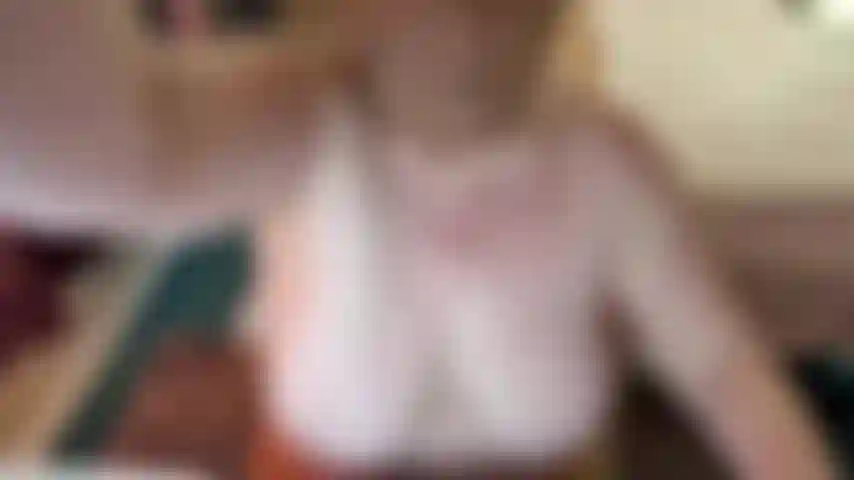 Con una guaina in collant. Guardami mentre gioco con le calze e ti succhio il cazzo mentre senti il nylon contro il tuo cazzo mentre ti faccio un pompino. Video hot per gli amanti dei collant e del nylon.