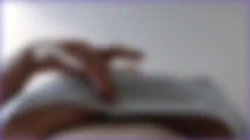 Metto in mostra le mie enormi tette naturali da milf in maglietta e senza reggiseno, mostrando i capezzoli duri attraverso il materiale sotto il seno e le tette tremanti, oltre a stuzzicarti con le mie tette enormi.