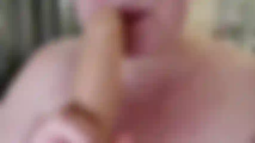 La mia lunga lingua stuzzica tutto il tuo cazzo e le tue palle. Guarda questo video hot e provocante con parole sporche mentre prendo la mia lunga ed enorme lingua e lecco tutto intorno al tuo cazzo e alle tue palle.