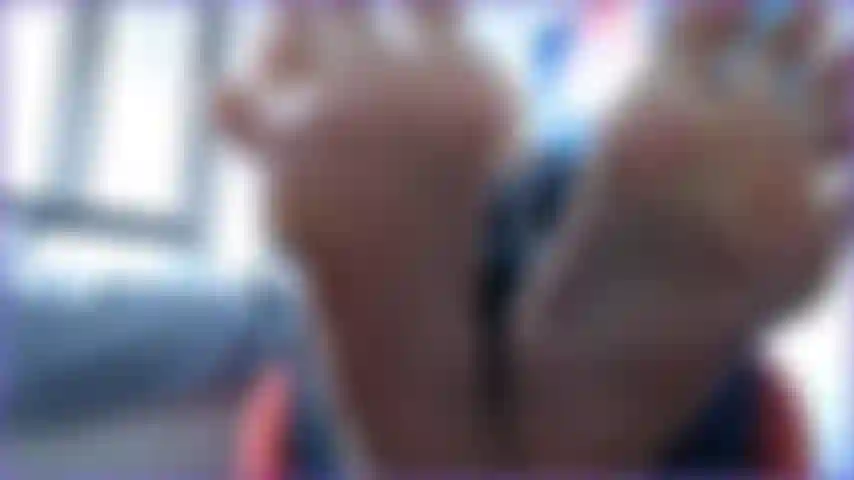 43. Guarda i miei piedi da vicino mentre allargo le dita e mostro le mie suole sexy, calde e rugose. Se ami le suole rugose questo è il video per gli amanti dei piedi, lasciami una mancia se vuoi adorarle, sexy casalinga r/p.