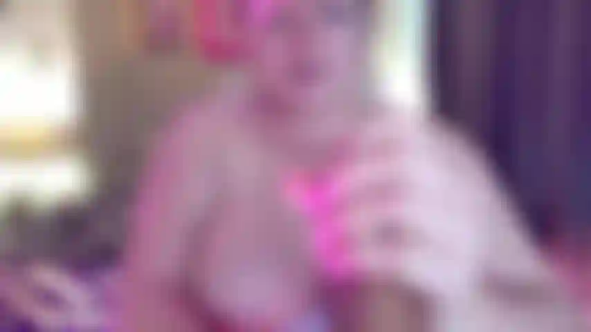 Ti accarezzo il cazzo ricoperto di nylon e desidero che tu venga attraverso di esso così posso succhiare lo sperma direttamente dal tuo cazzo ricoperto di nylon. Parole calde e sporche in questo video.