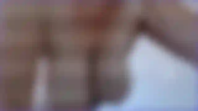 Vedo e sento mentre le mie grandi tette cadenti e naturali della suocera pendono e scuotono la vista frontale e laterale. Le sento schioccare e schiaffeggiare l'una contro l'altra mentre le dondolo e le scuoto, vedo le smagliature sexy mentre pendono così calde.