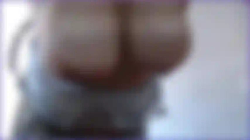 Vedo e sento mentre le mie grandi tette cadenti e naturali della suocera pendono e scuotono la vista frontale e laterale. Le sento schioccare e schiaffeggiare l'una contro l'altra mentre le dondolo e le scuoto, vedo le smagliature sexy mentre pendono così calde.