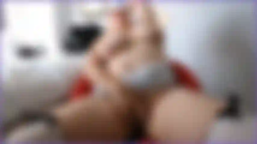 Ero così dannatamente arrapata che ho dovuto appoggiarmi allo schienale della sedia e dare piacere alla mia piccola fica stretta. Vedo le mie tette cadenti e naturali di una milf penzolare mentre guardo la visuale e l'angolazione è così fottutamente calda che mi sento gemere.