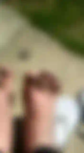Piedi ravvicinati in infradito per i feticisti dei piedi sottomessi.