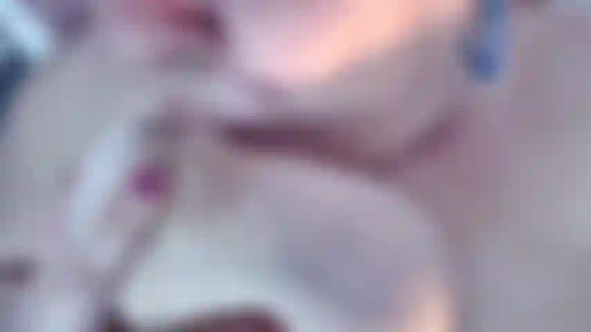 Succhio i capezzoli e faccio loro piacere, ascolta i miei gemiti mentre li lecco e li succhio. Video bollente per gli amanti delle tette, tutte tette naturali.