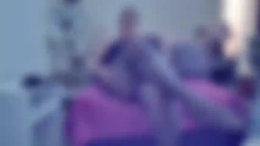 Faccio giochi di ruolo in nylon, lasciami stuzzicarti con le mie lunghe gambe e i miei piedi in nylon, poi stuzzicarti con la mia figa ricoperta di nylon, squarciando il tassello e scopando il tuo cazzo, desiderosa che tu mi metta incinta, discorsi sporchi e bollenti. Questo è un video da non perdere!