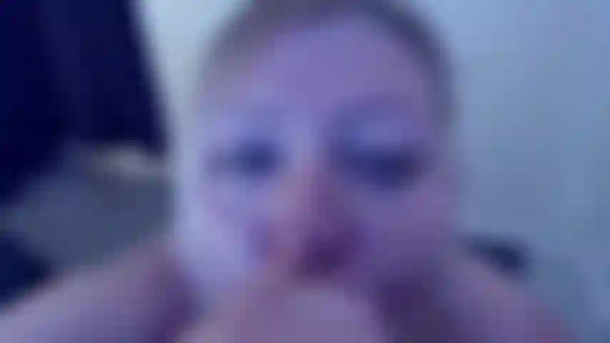 Adoro il cazzo nero e voglio che le mie labbra avvolgano un grosso cazzo nero e ti mostri come adoro quel cazzo. Video hot per gli amanti del cazzo nero, punto di vista hot, pompino profondo e adorazione del cazzo nero in questo video.