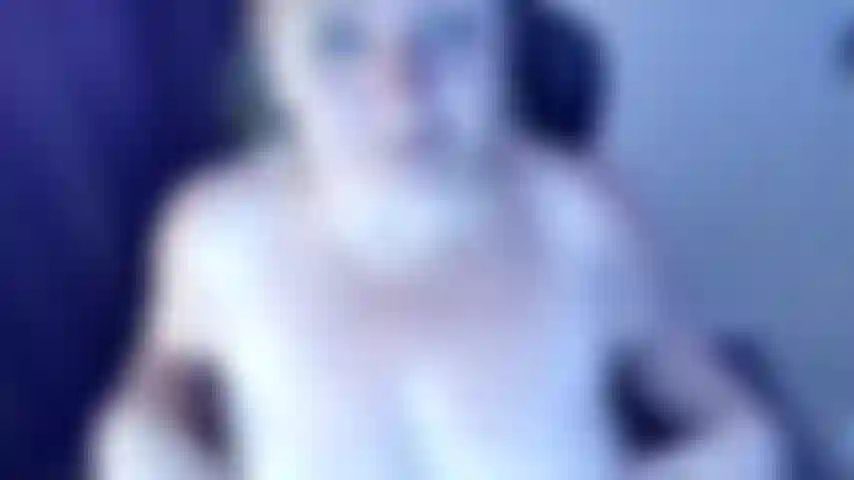 Adoro il cazzo nero e voglio che le mie labbra avvolgano un grosso cazzo nero e ti mostri come adoro quel cazzo. Video hot per gli amanti del cazzo nero, punto di vista hot, pompino profondo e adorazione del cazzo nero in questo video.