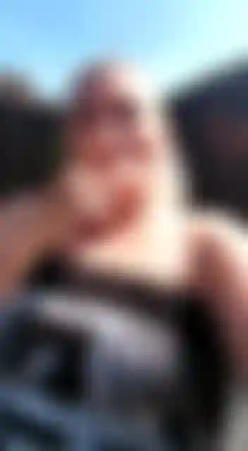 Una calda e sexy milf matura che fuma all'aperto senza nudità, fumo solo all'aperto.