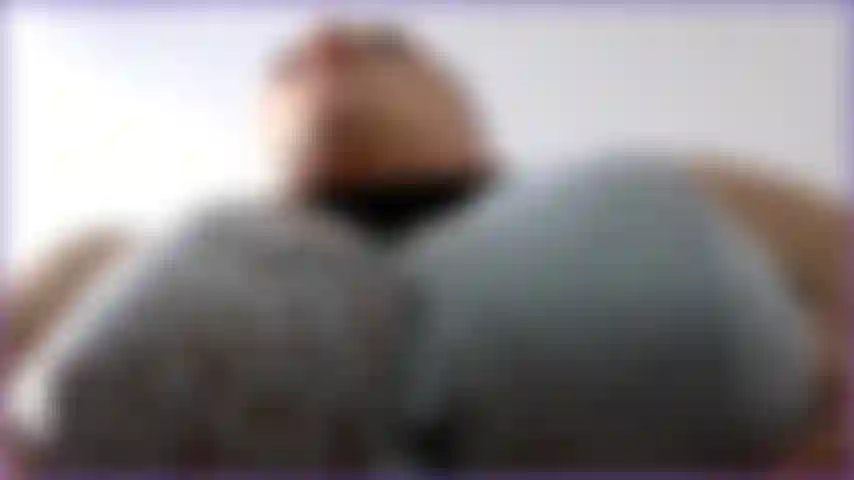 Guarda le mie tette da una vista fantastica e guardami sputarmi sui capezzoli mentre l'umidità cola su tutte le mie enormi tette naturali. Video hot.