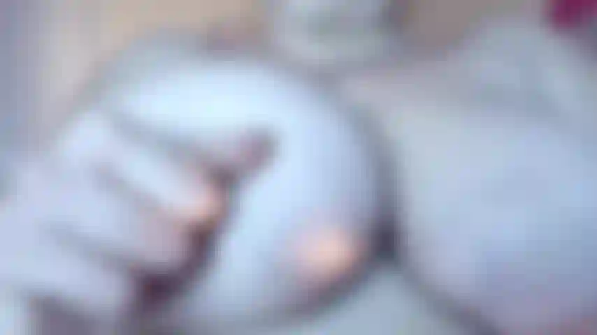 Con le mie enormi tette naturali da milf, guarda come ti stuzzico, parlando in modo volgare, stuzzicandoti con i miei capezzoli enormi e naturali da milf e anche con un video hot teaser per gli amanti delle tette naturali.
