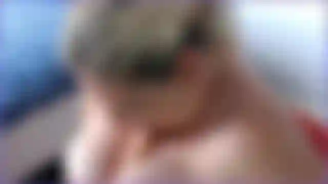 69. Donna matura con tette grosse, casalinga arrapata che vuole il tuo cazzo duro e pulsante tra le sue enormi tette naturali, vieni a scopare le mie tette enormi e la mia scollatura con un dildo gigante in questo video e con un parlare sporco e osceno (nel modo migliore :).