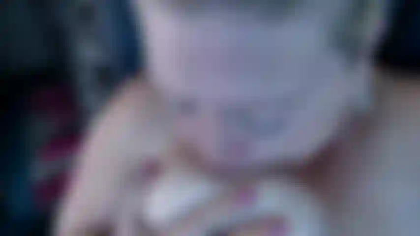 281. Video teaser hot di me mentre gioco con le mie tette enormi, lasciandoti vedere quanto sono morbide.