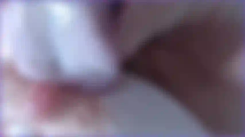 In questo video ti parlo sporco e vuoi succhiarti la sborra come se ci fosse questo sputo sui miei capezzoli duri. Primi piani caldi dei miei capezzoli duri, la lunga lingua che li lecca e lo sputo.