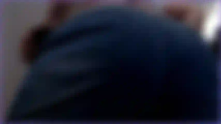 Stuzzico il culo in jeans e infradito.