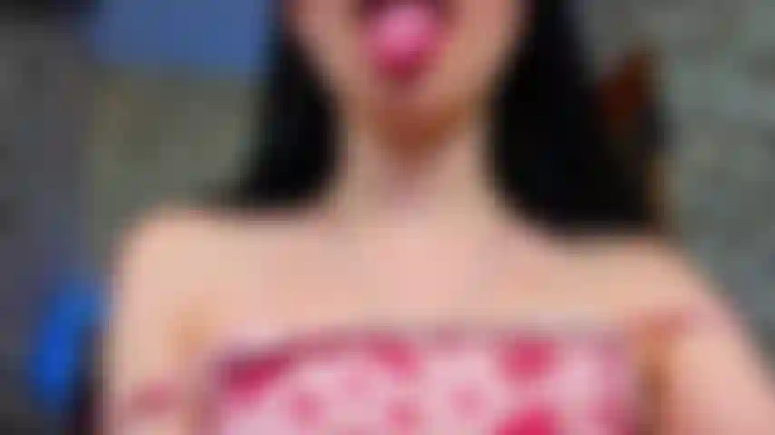 Leccandomi le dita con la saliva.