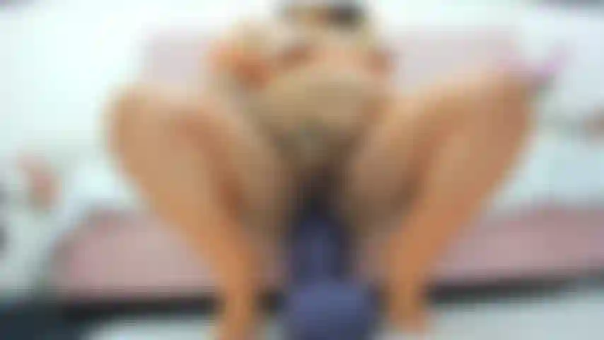 Il mio enorme giocattolo anale viola mi ha fatto scoppiare!