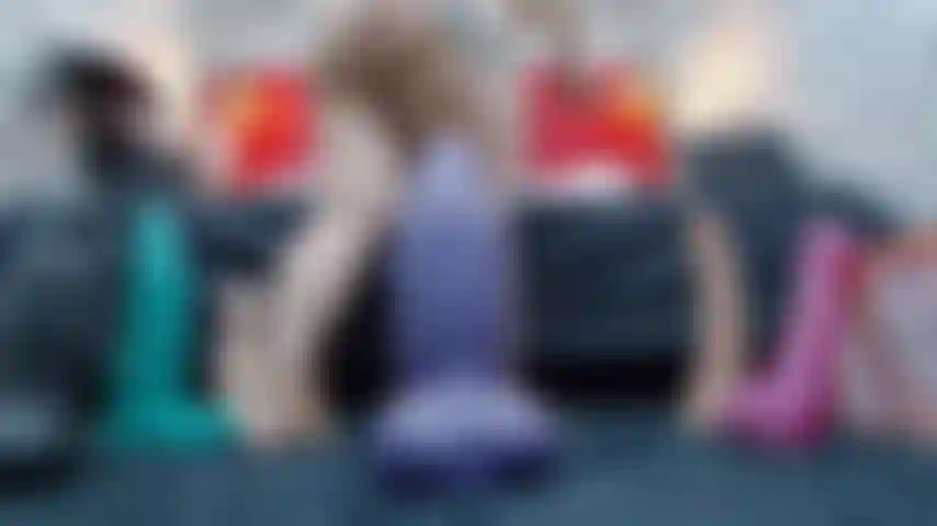 Assaggia un enorme anale viola.