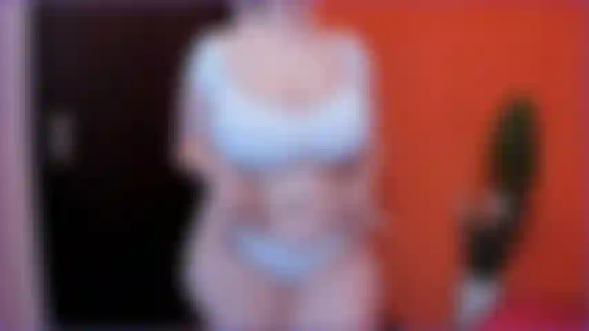 Cavalcando sul nuovo divano.