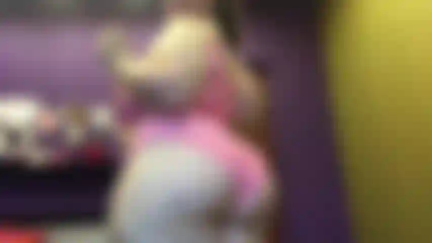 Stringo in un costume da bagno taglia m - quindi sono riuscita a infilarmi in costume da bagno taglia m e non sembra affatto male, ami il mio grande corpo carnoso e ami vedermi indossare vestiti più piccoli.